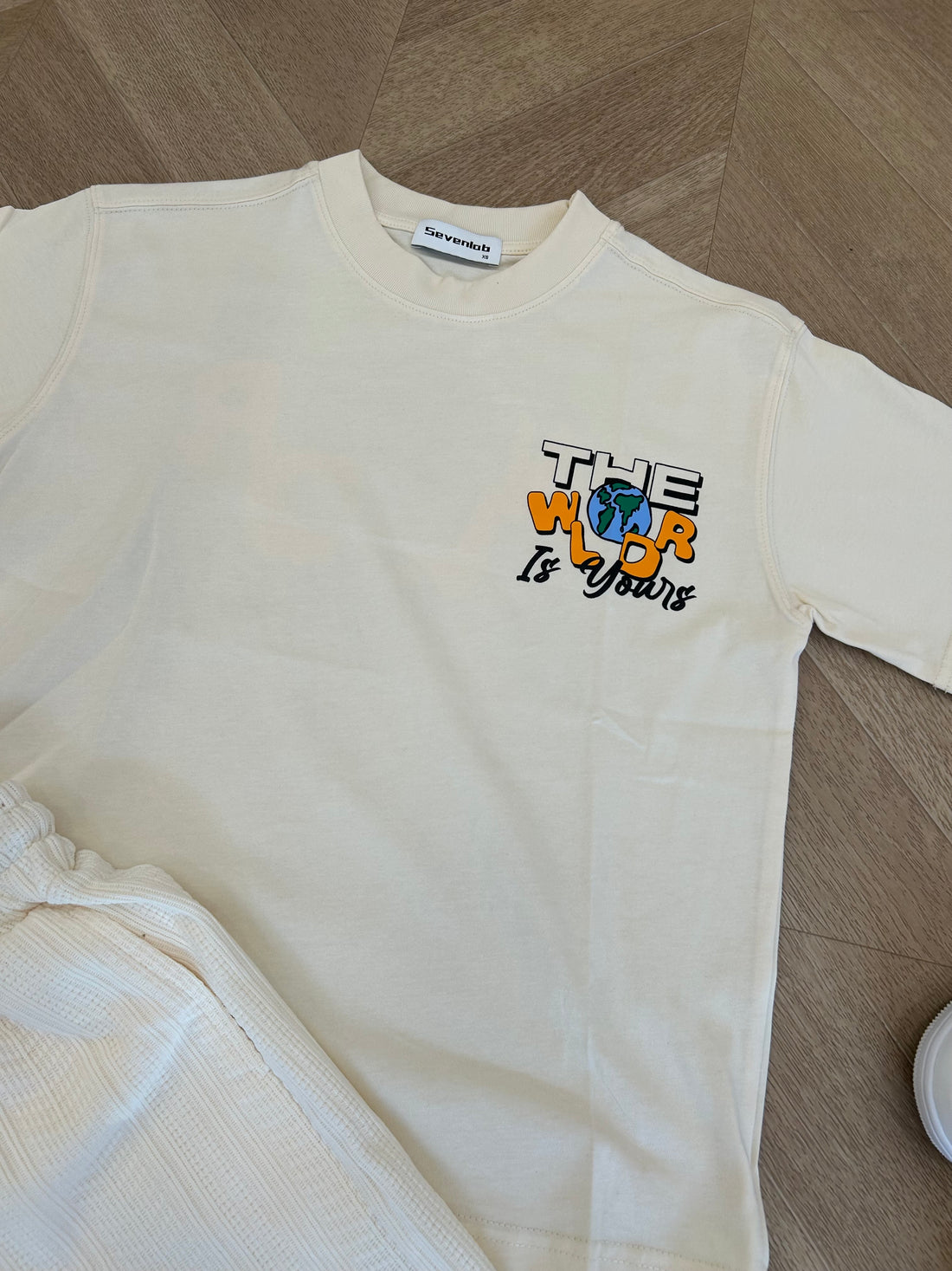 t-shirt the world beige