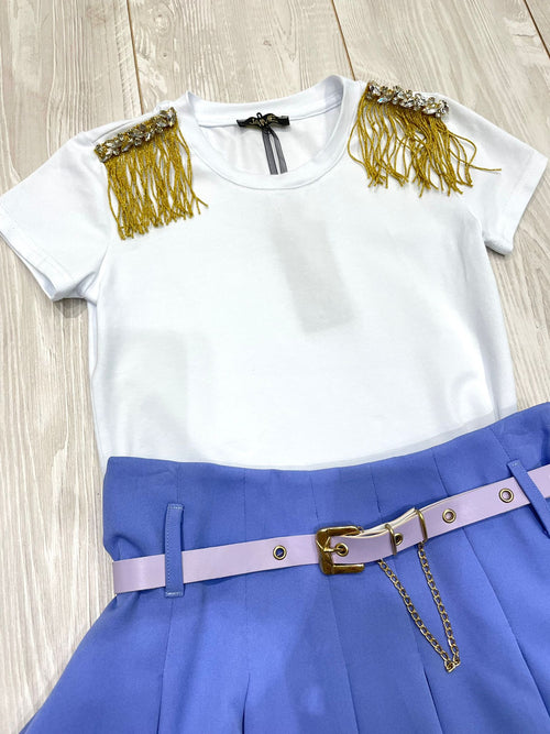 T-shirt bianca con spille