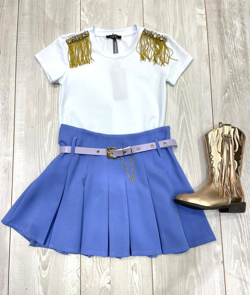 T-shirt bianca con spille